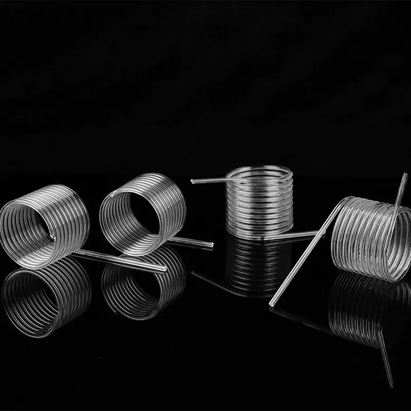 Tubos de cuarzo helicoidales mecanizados por CNC con gráficos superpuestos de validación de tolerancia angular.