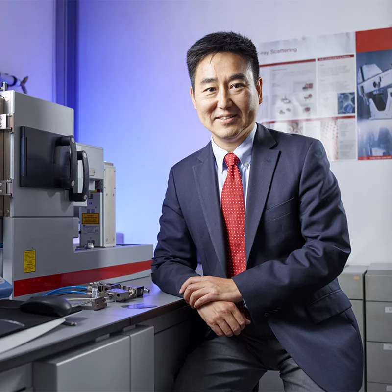 Dr. Liang Wei - Especialista en material de laboratorio