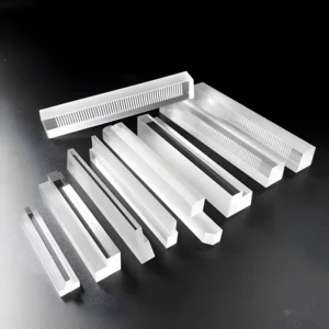 Varilla de ranura de cuarzo mecanizada con precisión que muestra una claridad óptica y una precisión de ranura perfectas