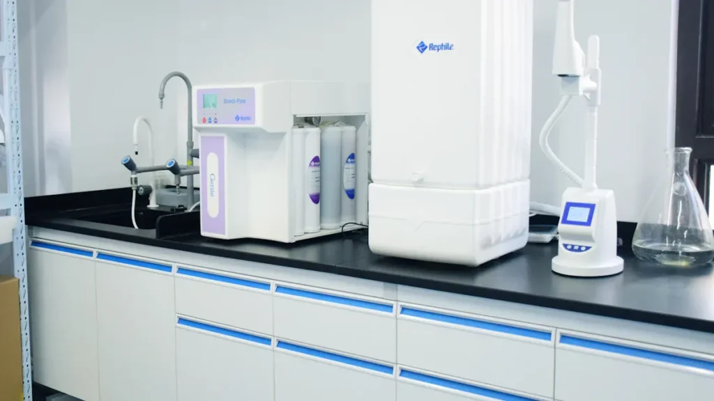 Que nível de pureza evita a contaminação em tubos de vidro de quartzo de laboratório?