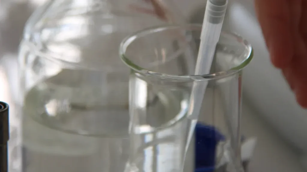 Quais especificações de pureza evitam a contaminação na síntese de produtos químicos farmacêuticos?