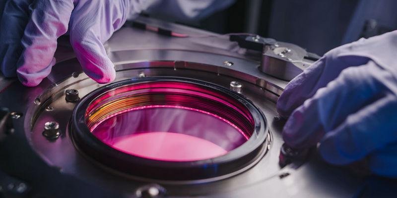 ¿Cómo permiten las propiedades térmicas la fiabilidad estructural en aplicaciones de ventanas de placas de cuarzo de alta temperatura?