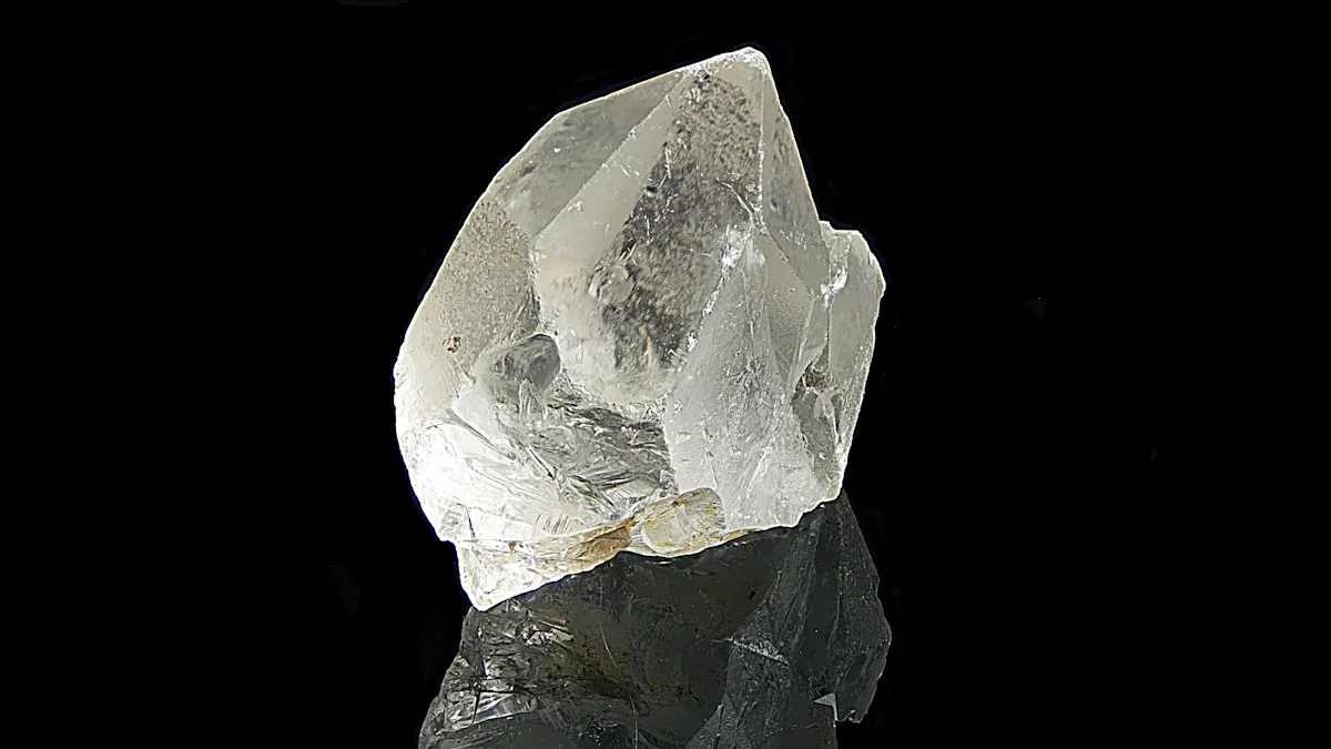 Qué especificación de pureza de SiO₂ elimina la absorción de impurezas metálicas en óptica UV?