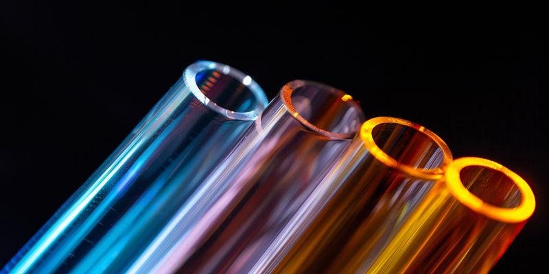 Que estrutura de decisão deve orientar a seleção do tubo de quartzo em relação a materiais alternativos?