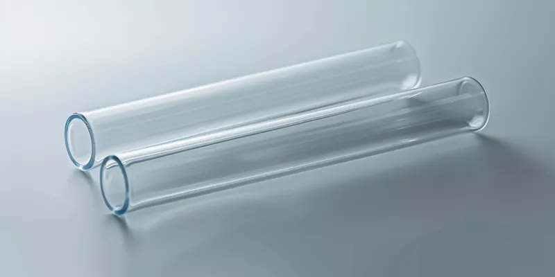 ¿Cómo se comparan los tubos de cuarzo con los de vidrio de borosilicato para aplicaciones analíticas a alta temperatura?