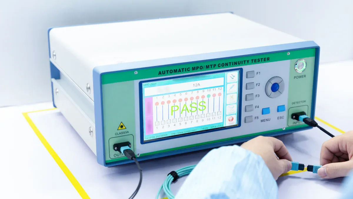 ¿Qué especificaciones dimensionales garantizan la compatibilidad entre los tubos de cuarzo y los sistemas de instrumentos analíticos?