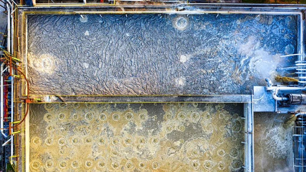 Que propriedades de resistência química tornam os tubos de quartzo essenciais para ambientes de processamento corrosivo?