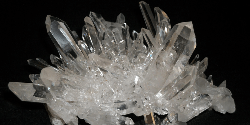 Warum widersteht Quarzglas schnellen Temperaturschwankungen besser als andere Materialien?