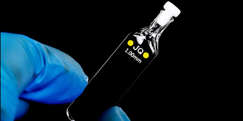 Transparent Quartz Cuvette for UV-Vis Spectroscopy Laboratory Benchtop Measurement Transparent Quartz Cuvette for UV-Vis Spectroscopy Laboratory Benchtop Measurement