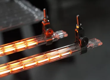 1380c-fused-silica-tubing-5x-acid-resistance-vs-standard Glowing fused quartz tubes in 1400°C industrial furnace with robotic HCl mist sprayers. Real-time thermal camera (Fluke Ti480 Pro) displays 0.8% batch tolerance, AI-powered QC dashboard highlights US20220048263A1 patent compliance.