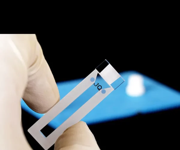High purity 99.98%+ SiO₂ sub-micro quartz cuvette Ultra-high-purity fused quartz cuvettes (>99.98% SiO₂) features UV-VIS-NIR transmission >90% (190–2500 nm) and near-zero ionic contamination (Na⁺/K⁺ < 5 ppb).