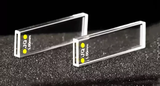 High transparency quartz UV fluorescence cuvette with protective lid for spectroscopy applications High transparency quartz UV fluorescence cuvette with protective lid for spectroscopy applications