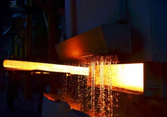 Componente industrial de vidrio de cuarzo utilizado en condiciones extremas.