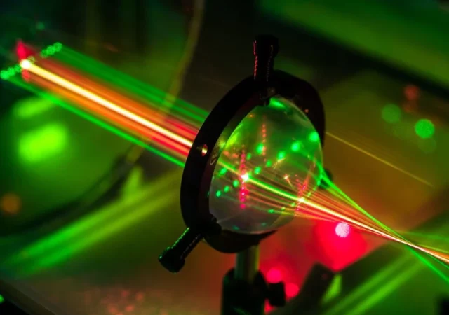 Dispositivo óptico de cristal de cuarzo de alta transmitancia.